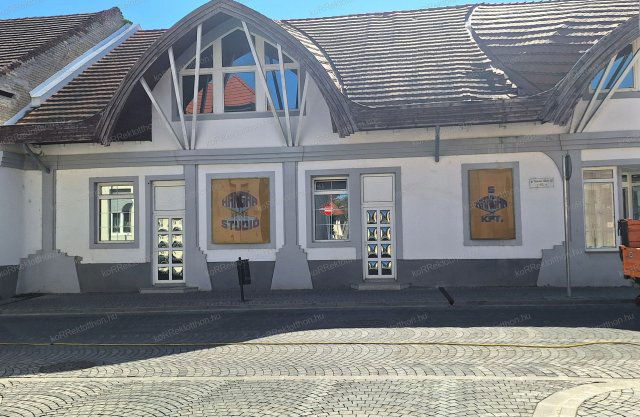 Eladó családi ház, Jászberényben 190 M Ft, 5 szobás