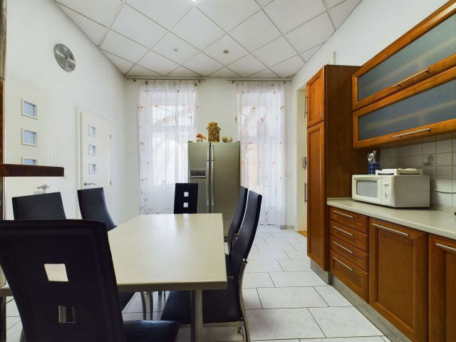 Eladó téglalakás, Pécsett, Mátyás király utcában 130 M Ft