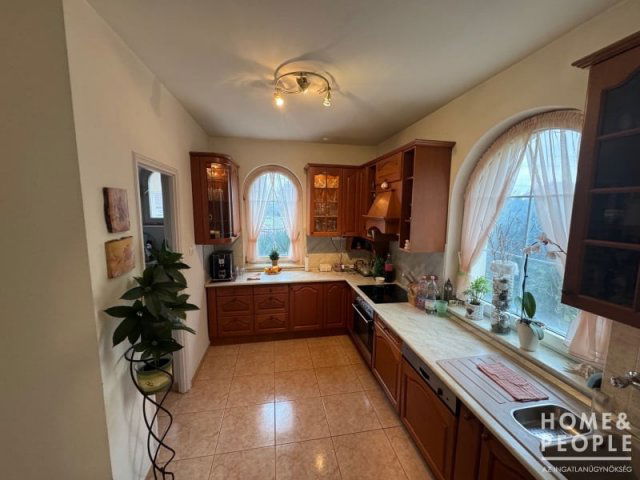 Eladó családi ház, Szegeden 220 M Ft, 5 szobás