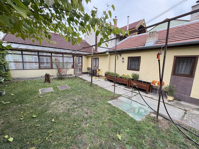 Eladó ikerház, Budapesten, XX. kerületben, Hatvani utcában