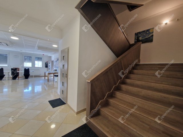 Eladó hotel, Komáromban 693 M Ft, 28 szobás