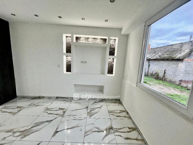 Eladó családi ház, Újszászon 26 M Ft, 2 szobás