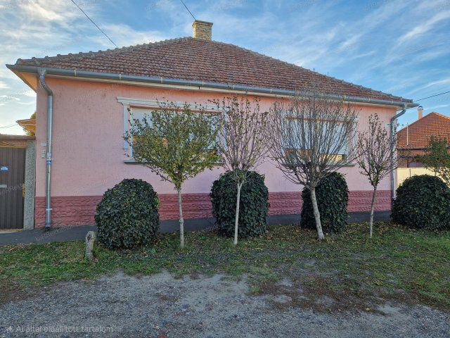 Eladó családi ház, Jászberényben 44.9 M Ft, 3 szobás