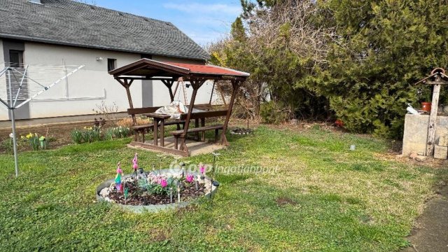 Eladó családi ház, Abában 69.9 M Ft, 3 szobás