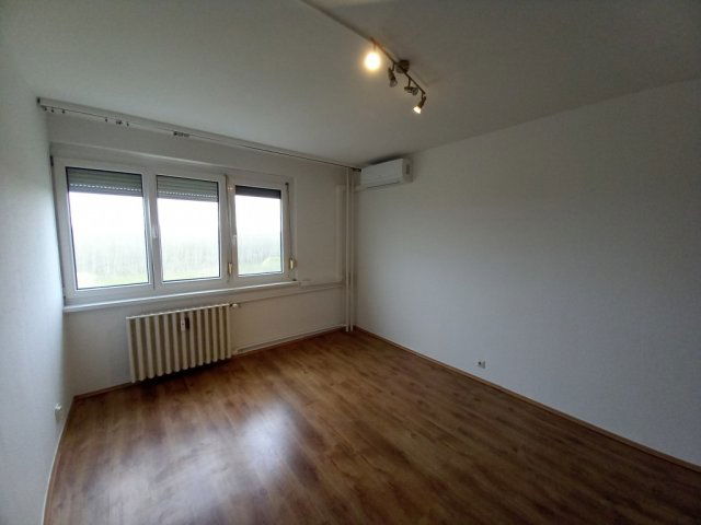 Kiadó panellakás, albérlet, Szolnokon 110 E Ft / hó, 1 szobás