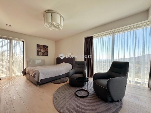 Eladó családi ház, Pécsett 425 M Ft, 4 szobás