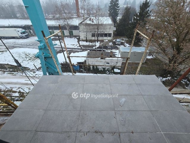 Eladó téglalakás, Pápán 37.5 M Ft, 1+1 szobás