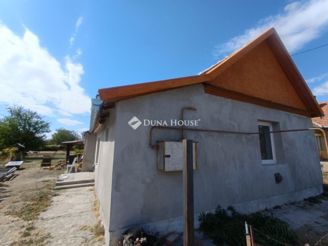 Eladó családi ház, Újszászon 13.5 M Ft, 2 szobás