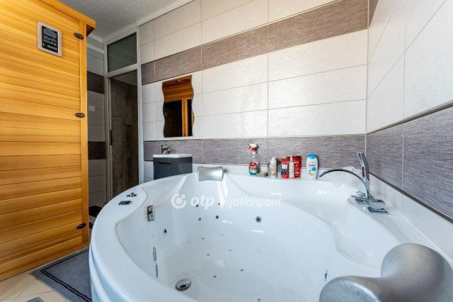 Eladó panellakás, Kazincbarcikán 42 M Ft, 4 szobás