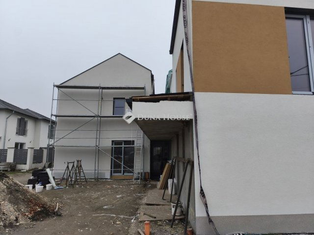 Eladó téglalakás, Dunaharasztin 99.9 M Ft, 4 szobás