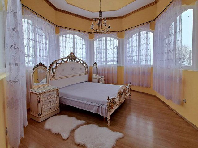 Eladó családi ház, Szarvason 245 M Ft, 5 szobás