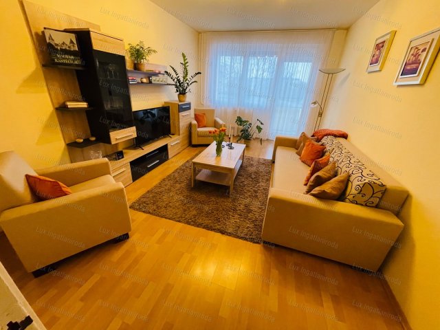 Eladó panellakás, Komáromban 59.9 M Ft, 2+1 szobás