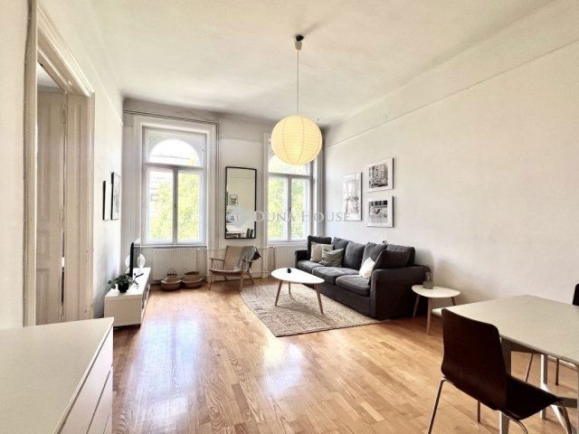 Eladó téglalakás, Budapesten, VI. kerületben 99 M Ft, 2 szobás