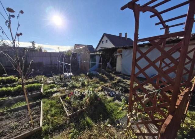 Eladó családi ház, Ercsiben 64.9 M Ft, 4 szobás