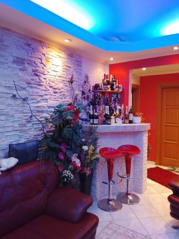 Eladó panellakás, Komáromban 55 M Ft, 2 szobás