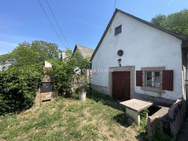 Eladó családi ház, Lábatlanon 18.9 M Ft, 2 szobás