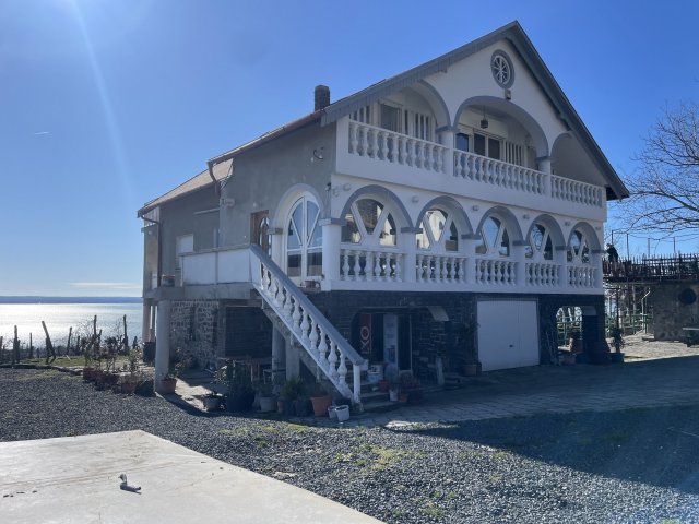 Eladó családi ház, Badacsonytomajon 390 M Ft, 10 szobás