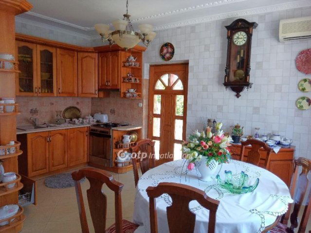 Eladó családi ház, Dombóváron 52 M Ft, 5 szobás