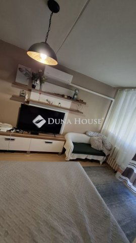 Kiadó panellakás, albérlet, Pécsett, Esztergályos János utcában