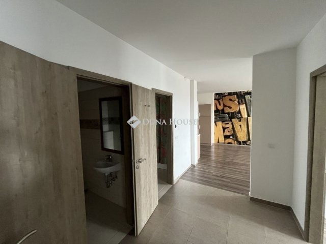 Eladó téglalakás, Székesfehérvárott 95 M Ft, 3 szobás