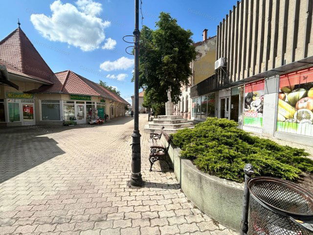 Eladó üzlethelyiség, Kunszentmártonban 8.2 M Ft, 1 szobás