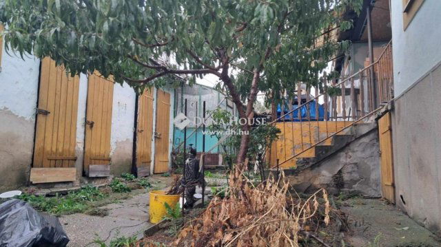 Eladó családi ház, Pécsett 7.9 M Ft, 1 szobás