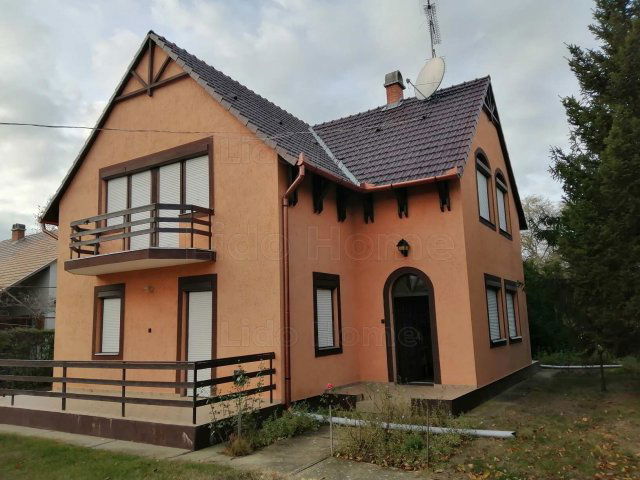 Eladó családi ház, Balatonszárszón 104.9 M Ft, 22 szobás