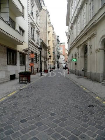 Eladó téglalakás, Budapesten, V. kerületben 54.9 M Ft, 1 szobás