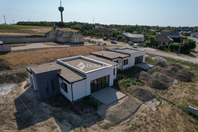 Eladó ikerház, Bábolnán 121 M Ft, 4 szobás