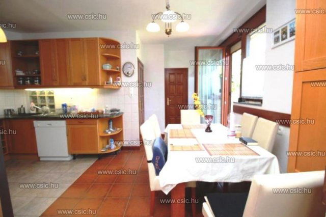 Eladó családi ház, Budapesten, III. kerületben 229.9 M Ft