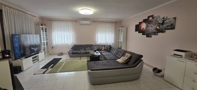 Eladó családi ház, Nagyvenyimen 89.9 M Ft, 4 szobás