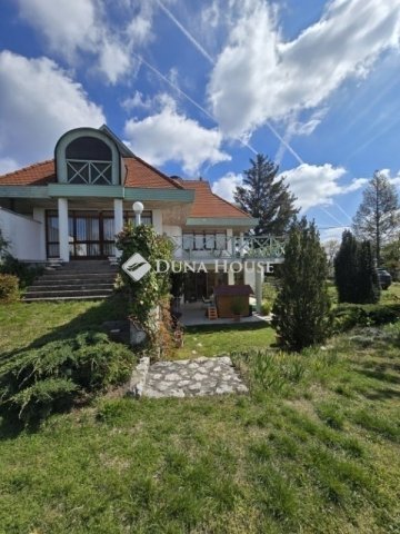 Eladó családi ház, Pécsett 184.99 M Ft, 6 szobás