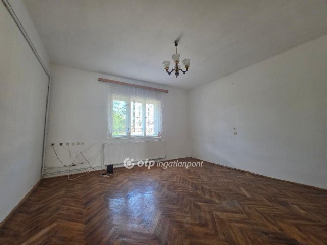 Eladó családi ház, Pápán 39.99 M Ft, 2 szobás