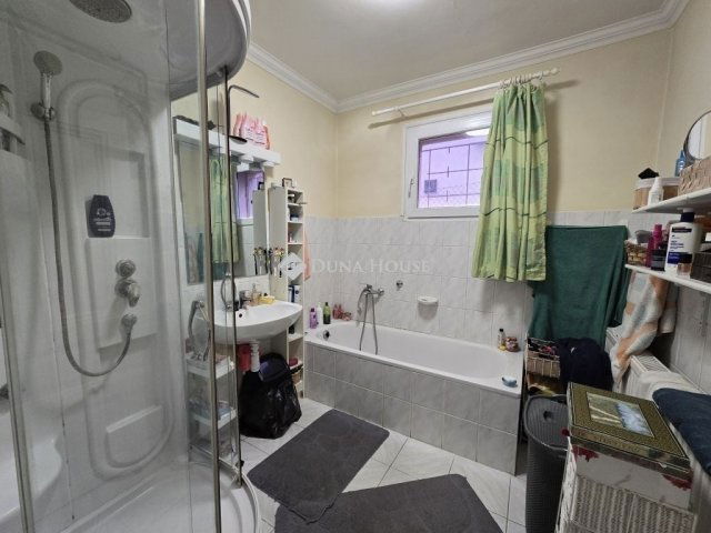 Eladó családi ház, Pécsett 126.9 M Ft, 6 szobás