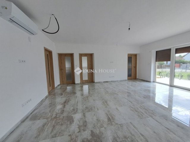 Eladó családi ház, Pécsett, Fenyer dűlőn 115.99 M Ft, 3 szobás