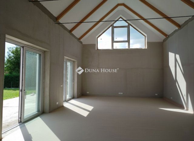 Eladó családi ház, Sukorón 269 M Ft, 7 szobás