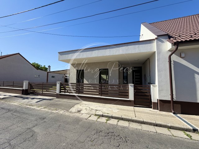 Eladó családi ház, Pécsett 145 M Ft, 3 szobás