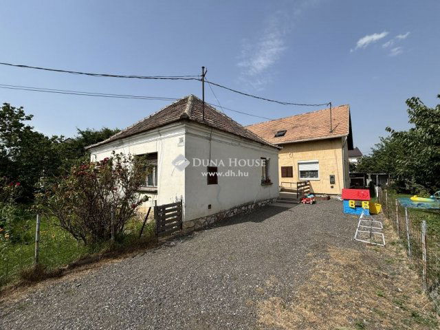 Eladó családi ház, Tatán 85 M Ft, 7 szobás