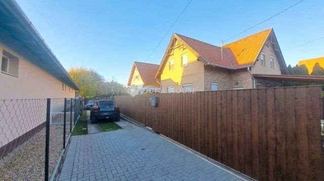 Eladó ikerház, Üllőn 125 M Ft, 5 szobás / költözzbe.hu