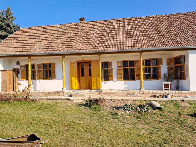 Eladó családi ház, Závodon 32 M Ft, 4 szobás