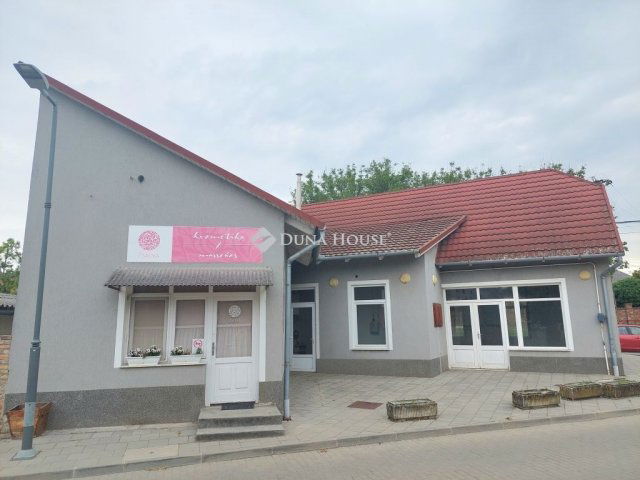 Eladó családi ház, Pakson 110 M Ft, 2 szobás