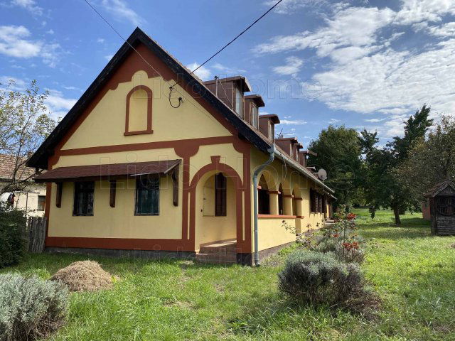 Eladó családi ház, Holládon 83.9 M Ft, 14 szobás