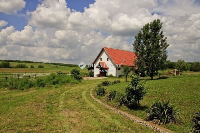 Eladó családi ház, Vácegresen 279.9 M Ft, 6 szobás