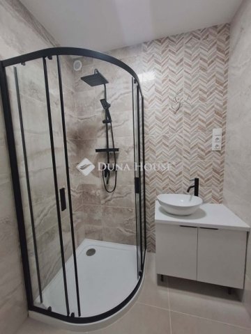 Eladó téglalakás, Pécsett 59.9 M Ft, 3 szobás