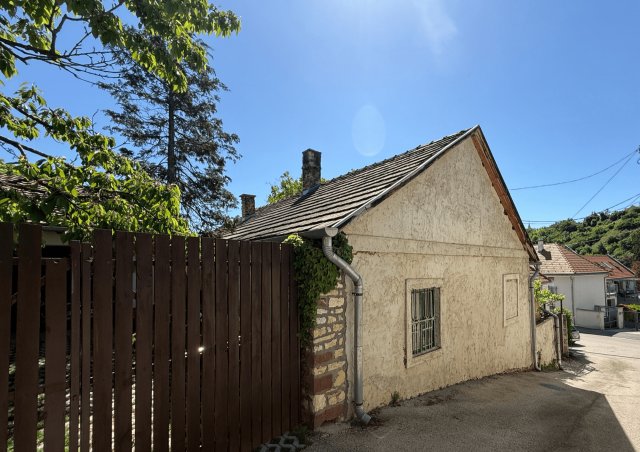 Eladó családi ház, Veszprémben 64.9 M Ft, 1+2 szobás