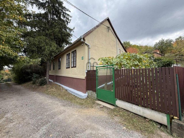 Eladó családi ház, Pécsett 29.9 M Ft, 2 szobás