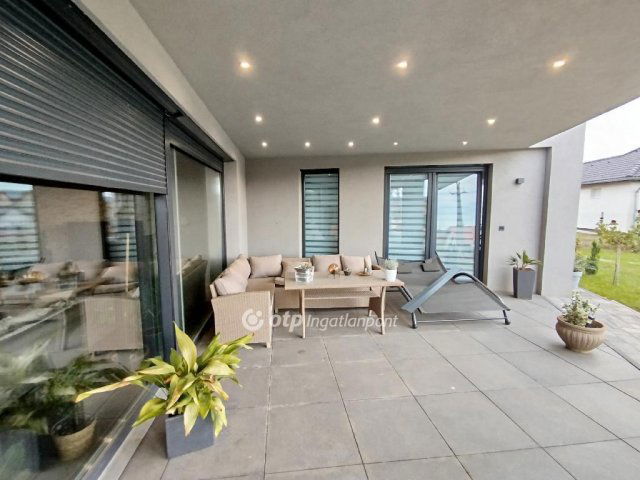 Eladó családi ház, Pécsett 139.5 M Ft, 3 szobás