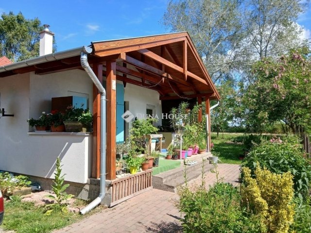 Eladó családi ház, Tasson 28.9 M Ft, 1 szobás