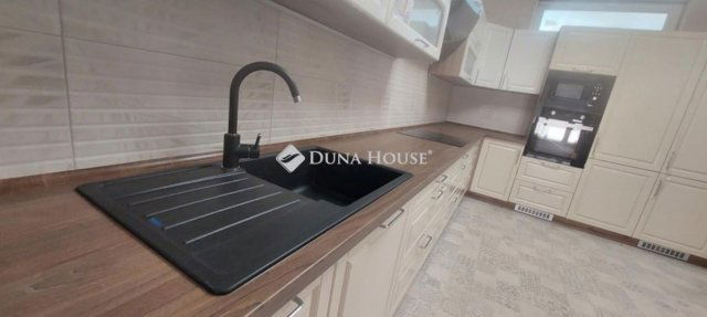 Eladó családi ház, Makón 79.99 M Ft, 4 szobás