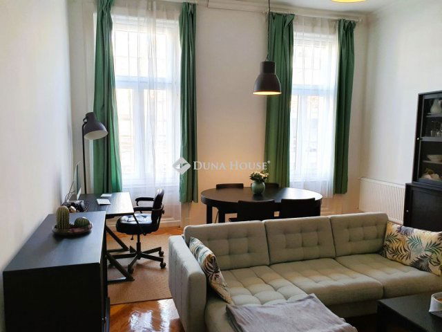 Eladó téglalakás, Budapesten, VI. kerületben, Csengery utcában